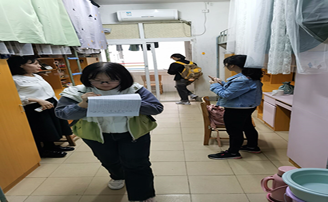 学生干部正在查寝