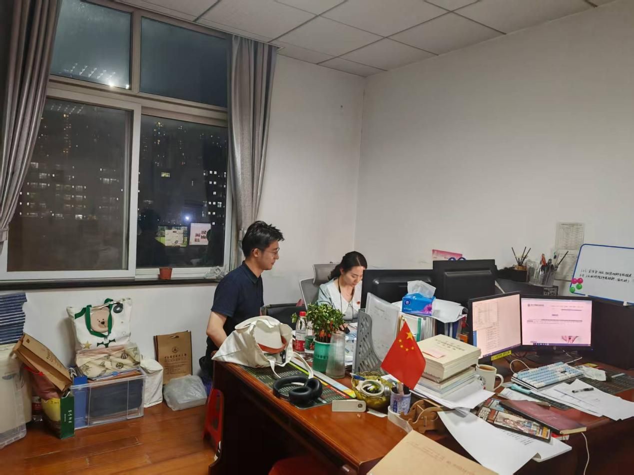 团队指导老师陈意萍对项目进行指导