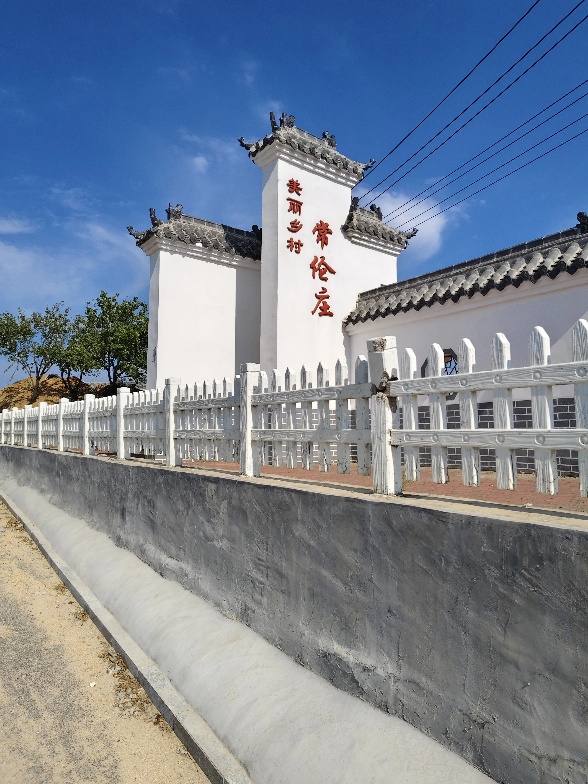 在参观任常伦纪念馆之后,同学还走访了英雄的故乡,进一步了解英雄成长的环境与当地传承红色文化的情况。走进任常伦曾经生活过的村庄,宁静质朴的乡村景象与纪念馆中波澜壮阔的革命历史形成鲜明对比,也更加直观地感受到英雄从普通青年成长为革命战士的历程。 在参观任常伦纪念馆之后,同学还走访了英雄的故乡,进一步了解英雄成长的环境与当地传承红色文化的情况。走进任常伦曾经生活过的村庄,宁静质朴的乡村景象与纪念馆中波澜壮阔的革命历史形成鲜明对比,也更加直观地感受到英雄从普通青年成长为革命战士的历程。